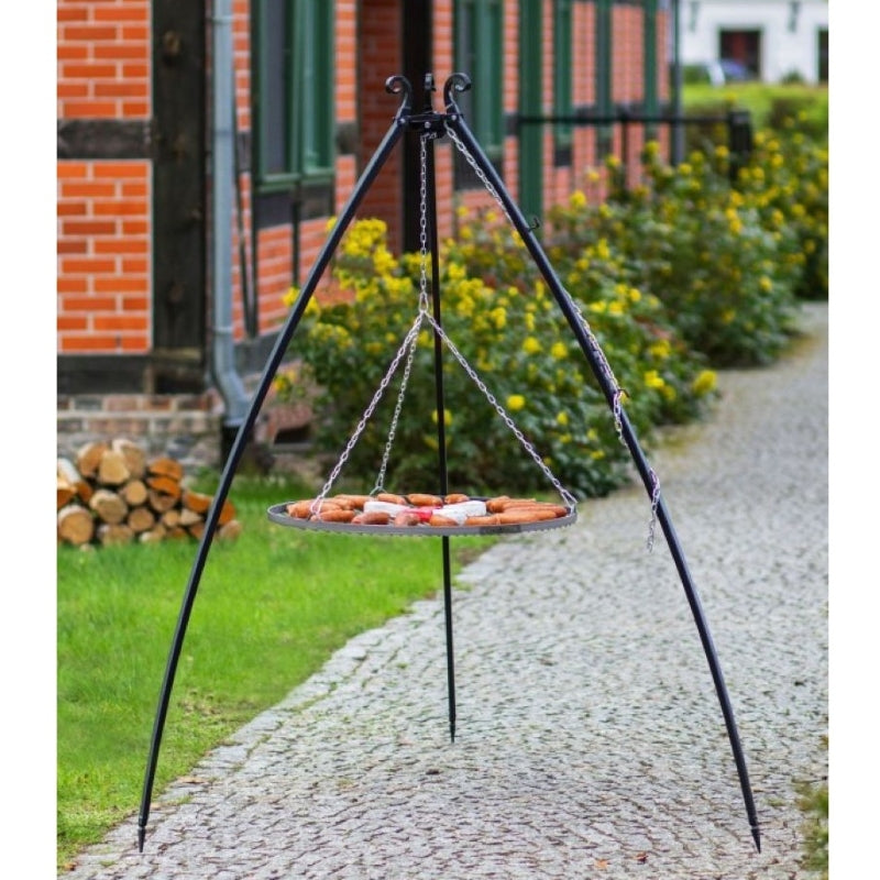 Grillstativ 200 cm med hängande grillgaller i rostfritt stål, diameter 80 cm – uppställt på stenlagd gång vid husfasad