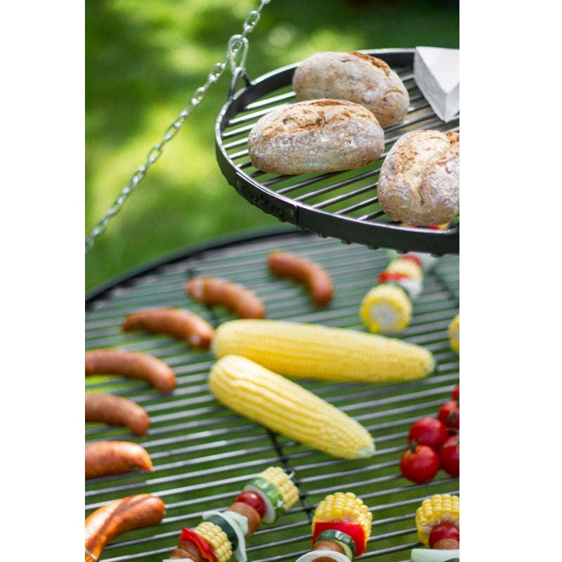 Två grillgaller i naturligt stål – detaljbild med grillad mat