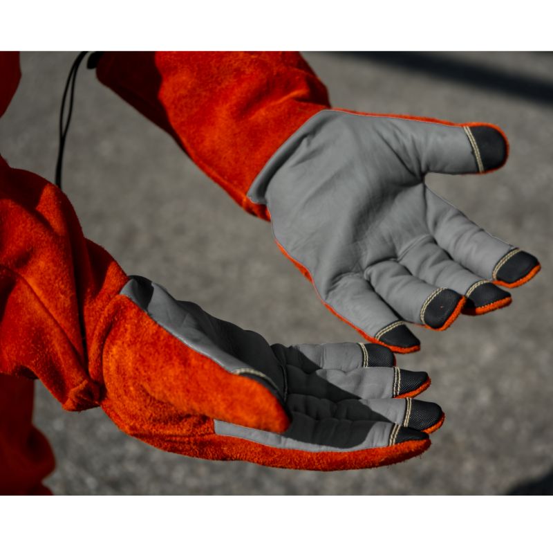 Blästringshandskar Blastsafe™ HERO – öppen handflata visar mjukt läder och förstärkta fingertoppar för grepp och skydd.