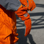 Blastsafe™ HERO-handskar i användning – visar logotyp, struktur och sömnad längs ärmslut och handled.