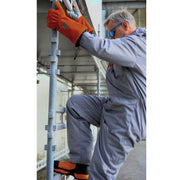 Användaren tar på sig Blastsafe™ HERO-handskar – visar ergonomisk passform och yttre sömmar.