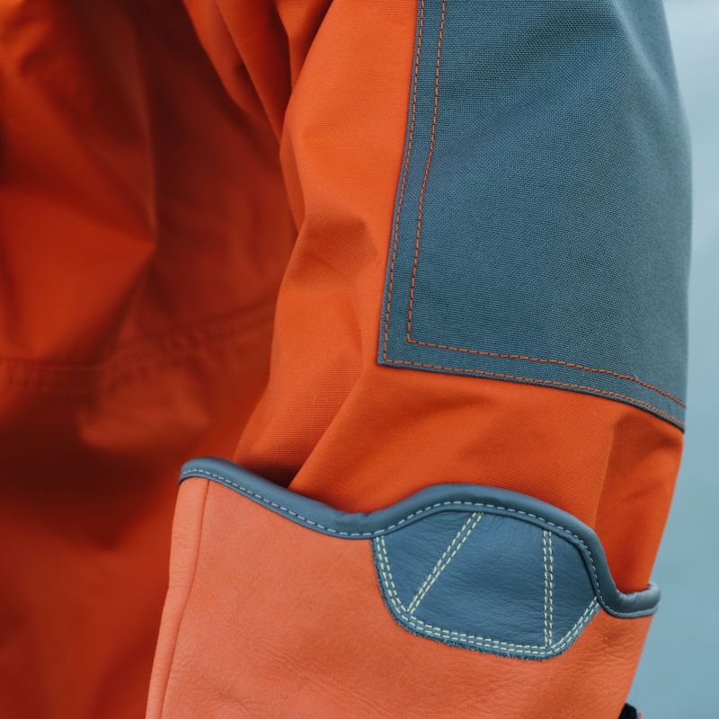 Närbild på ärmslutet av IRONGRIP-handsken – visar Kevlar®-foder och sömnadskvalitet.