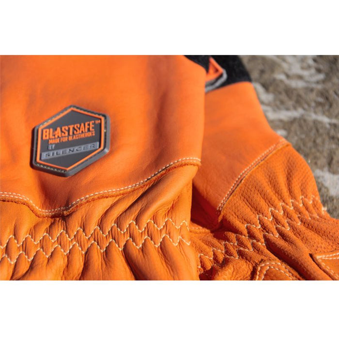 Närbild på Blastsafe™-logotyp och elastisk söm – förstklassig läderkonstruktion för komfort och hållbarhet.