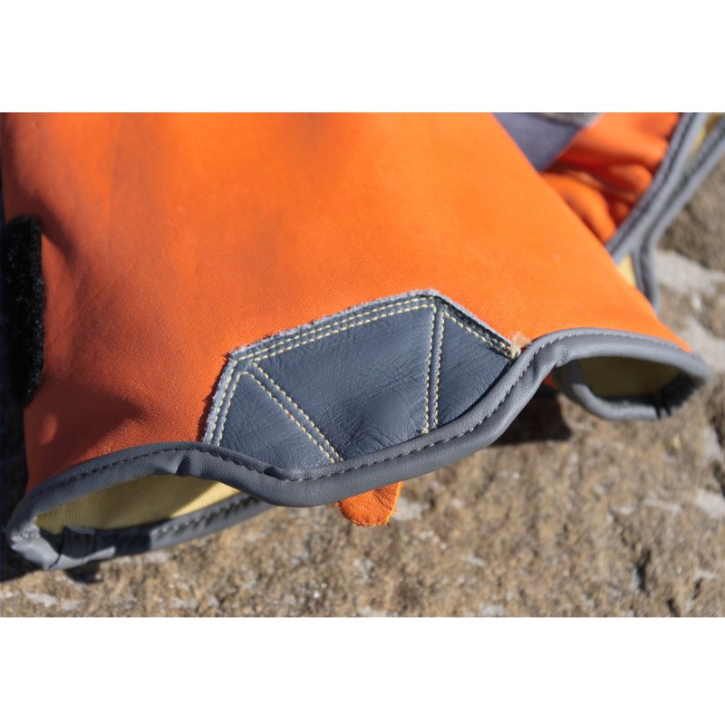 Detaljbild på söm och innerfoder – visar slitstarka material och genomtänkt konstruktion.