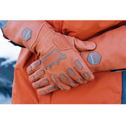 Närbild på gummiförstärkningar på handryggen – designade för rekylskydd och slagmotstånd.