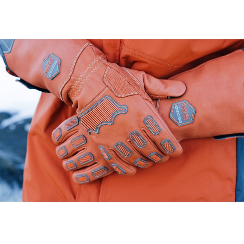 Närbild på gummiförstärkningar på handryggen – designade för rekylskydd och slagmotstånd.