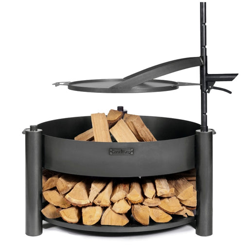 Grillplatta monterad ovanför vedfylld eldskål, redo för grillning – kompatibel med BANDITO och MONTANA X.