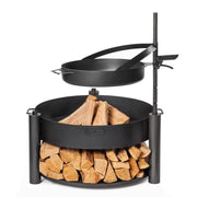 Stekpannan monterad på Montana X med ved förvarad undertill – studiofoto.