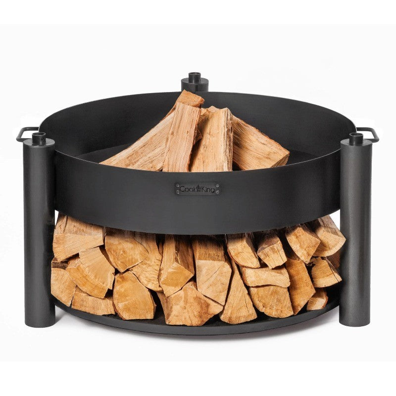 Eldfat MONTANA X med vedförvaring undertill och Cook King-logotypen framtill.