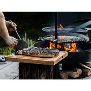 Saftigt grillat kött skärs upp vid sidan av MONTANA X med dubbelgrill i bakgrunden.