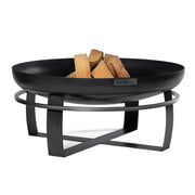 Handgjort eldfat VIKING från Cook King, fullt med ved, stilren vit bakgrund.