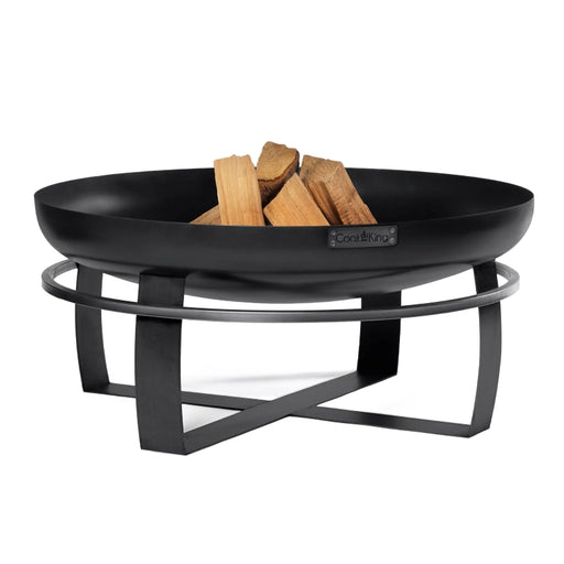 Handgjort eldfat VIKING från Cook King, fullt med ved, stilren vit bakgrund.