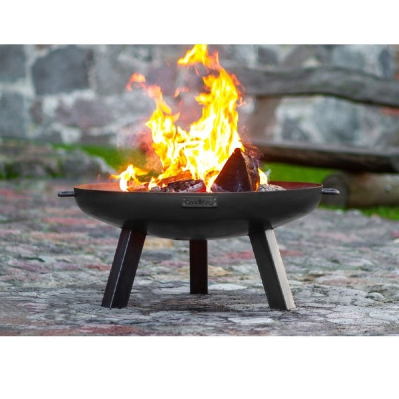 Nära bild på eldfatet POLO med eld i fokus – robust design och höga ben