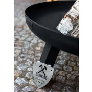 Detaljbild på handgjord skylt på benet av POLO eldfat från Cook King