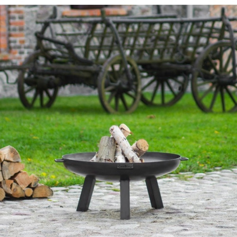 Cook King POLO eldfat med ved – uteplats med gammaldags vagn i bakgrunden