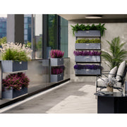 Modern balkongmiljö med väggmonterade och räckesfästa planteringskärl från Coyotto – perfekt för urbana gröna ytor