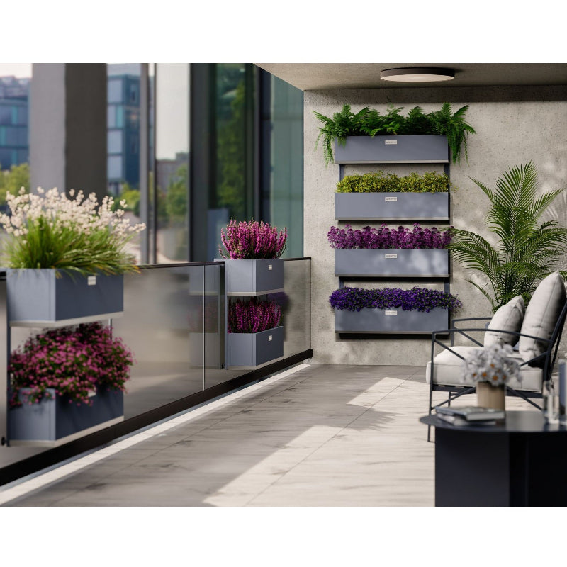 Modern balkongmiljö med väggmonterade och räckesfästa planteringskärl från Coyotto – perfekt för urbana gröna ytor