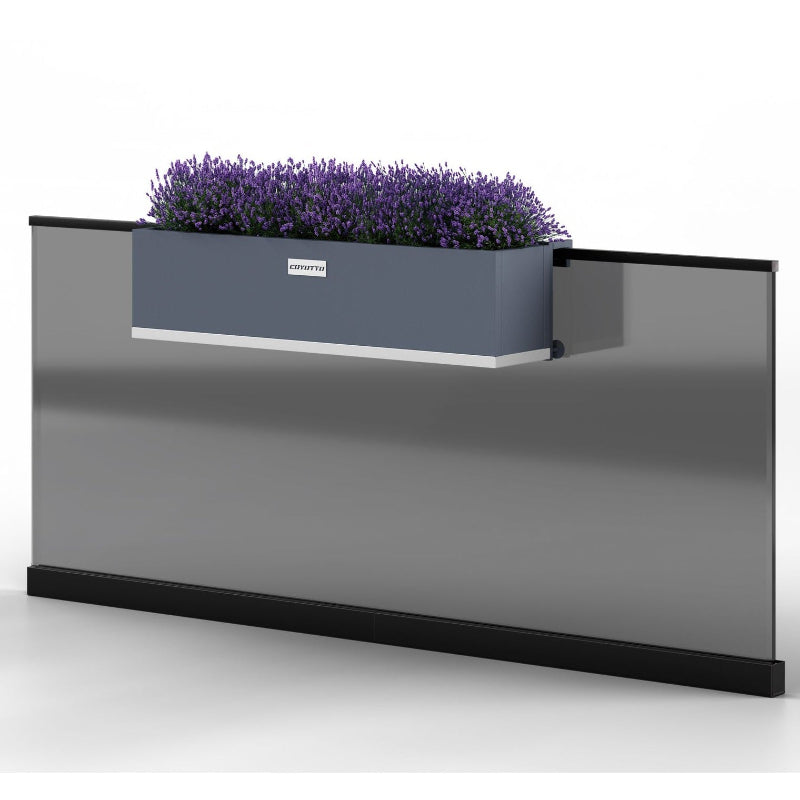 Balkonglåda från Coyotto monterad på glasräcke – perfekt för moderna balkonger med begränsat utrymme