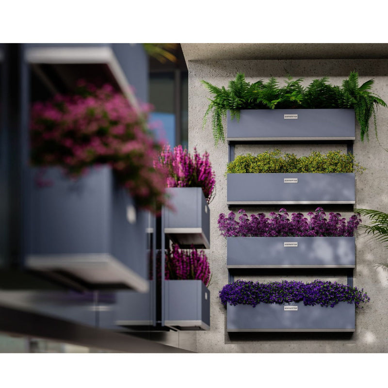 Coyotto planteringskärl monterade både på vägg och balkongräcke – fyllda med blommor i olika färger och höjder, perfekt för grönskande urbana miljöer.