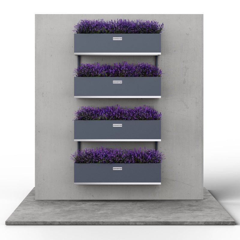 Väggmonterade balkonglådor från Coyotto i fyra nivåer – en stilren lösning för vertikal odling.