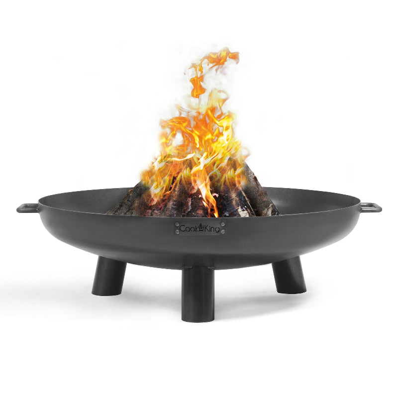Eldfatet BALI från Cook King med brinnande ved – robust design i stål för utomhusbruk.