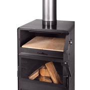 Närbild på pizzaugnen med eldfast tegel och utdragbara bakplåtar.