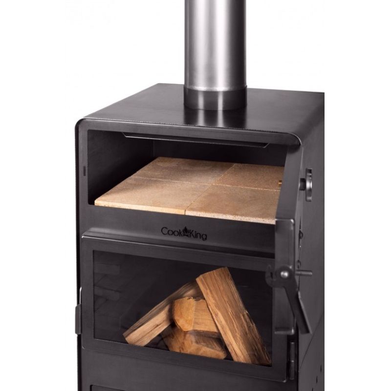 Närbild på pizzaugnen med eldfast tegel och utdragbara bakplåtar.