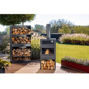 Matlagning i pizzaugnen – en bakplåt fylld med grönsaker och kött.