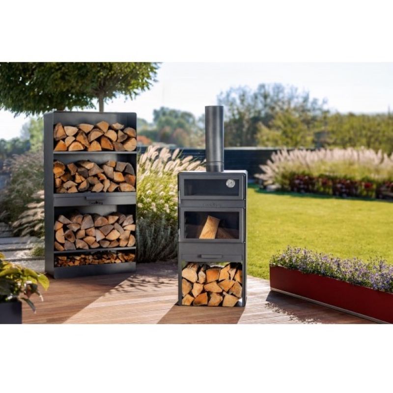 Matlagning i pizzaugnen – en bakplåt fylld med grönsaker och kött.