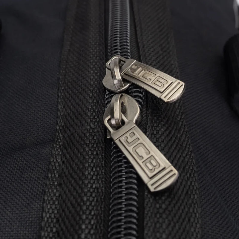 Detaljbild på dragkedja med JCB-märkning på verktygsväska 20 tum