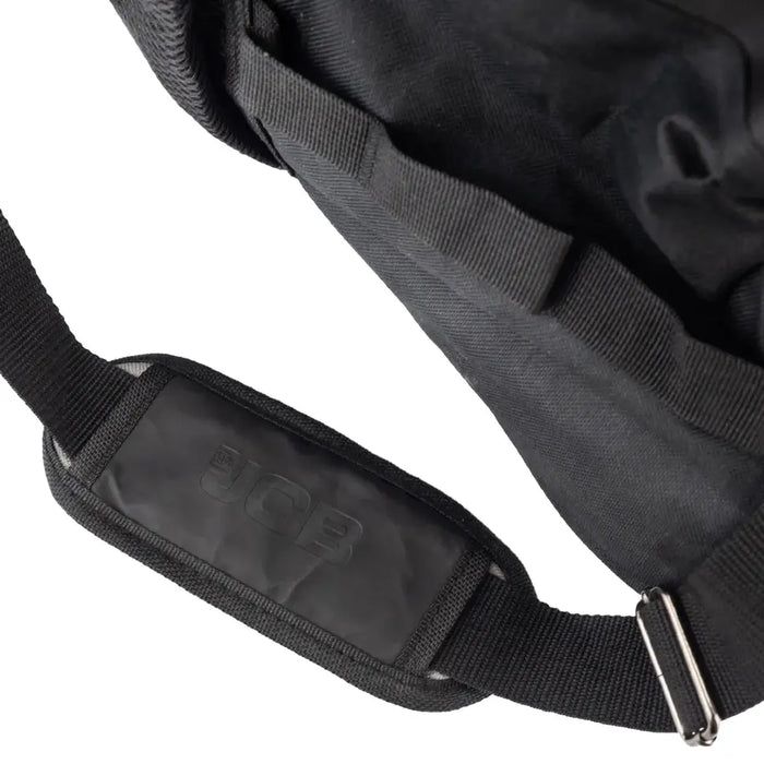 Närbild på JCB axelrem till verktygsväska 26”.