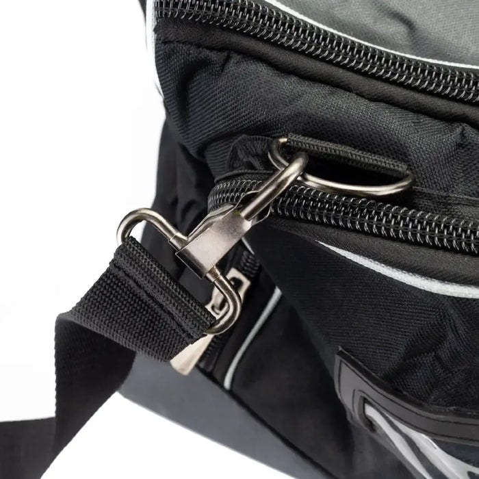 Närbild på det övre handtaget på JCB verktygsväska 26”.