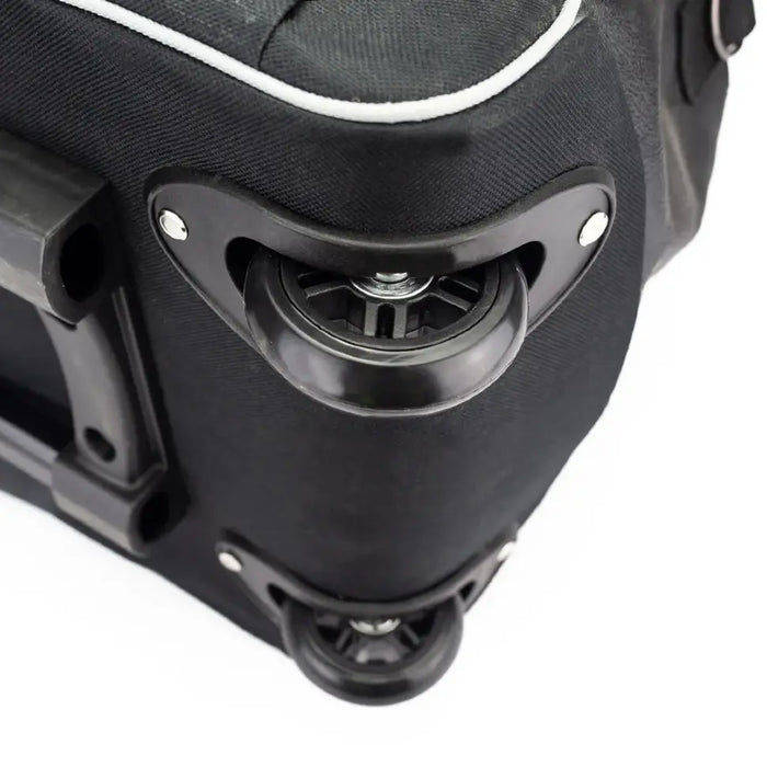 Närbild på hjulen på JCB verktygsväska 26”.