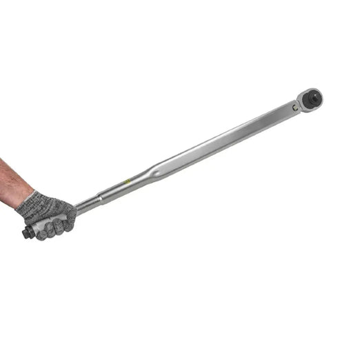 Dynamometrisk nyckel 3/4" 140–700 Nm i användning med handskar