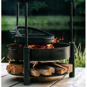 Pannan i användning med eld under, monterad på tre master i ett Montana X eldfat.