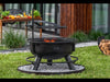 Demonstration av Cook King Bandito eldfat med höjdjusterbart grillgaller, användning av vedeld och matlagning utomhus.