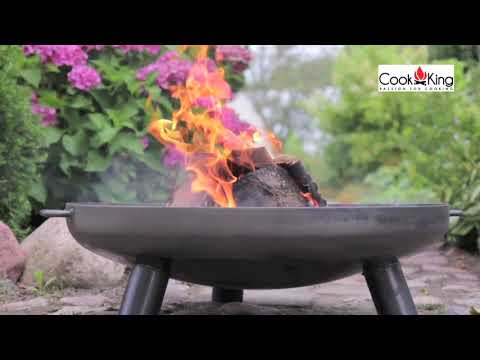 Video som demonstrerar eldfat Bali med stativgrill från Cook King – rustik matlagning utomhus för grillkvällar och naturupplevelser