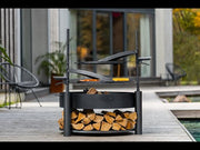 MONTANA X eldfat från Cook King i användning, visar flera funktioner och tillbehör – europeisk hantverkstillverkning.