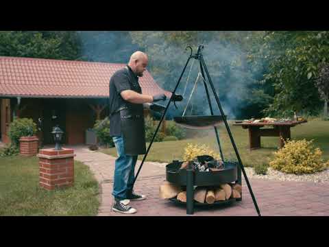 Video som visar Cook King tripodgrill med wok i användning över öppen eld