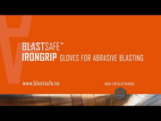 Video som visar uppackning och genomgång av Blastsafe™ IRONGRIP-blästerhandskar. Demonstration av Kevlar®-foder, rekylskydd, gummiförstärkningar och dammtätt förslutningssystem.
