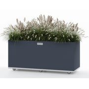 Rektangulär planteringskärl från Coyotto med hjul – enkel att flytta på terrass eller innergård.