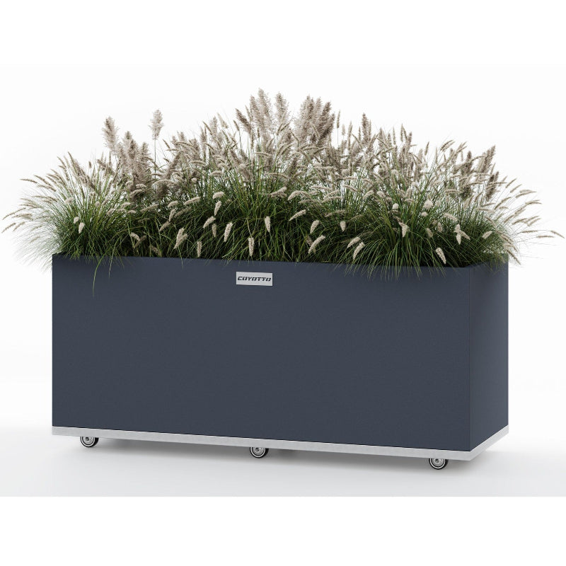 Rektangulär planteringskärl från Coyotto med hjul – enkel att flytta på terrass eller innergård.