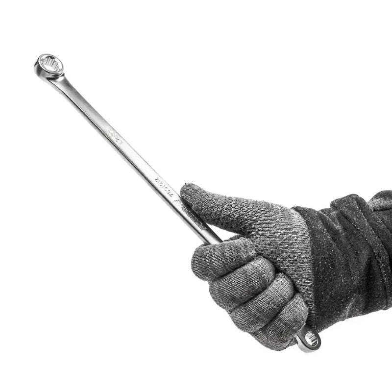 Extra lång ringnyckel hållen i hand med arbetshandske