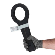 slagringnyckel 115 mm hållen i hand med arbetshandske