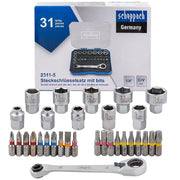 Scheppach hylsnyckelsats 31 delar 1/4 tum med spärrhandtag, hylsor och bits framför förpackningen