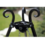 Detaljbild på toppfästet för stativgrill – robust konstruktion för hängande grillgaller vid utomhusgrillning i naturen