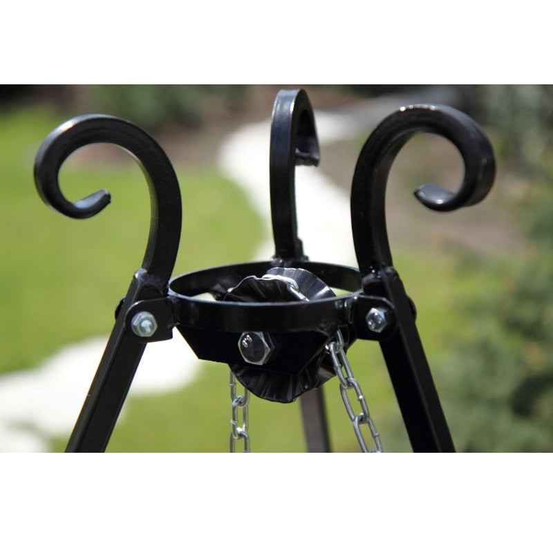 Detaljbild på toppfästet för stativgrill – robust konstruktion för hängande grillgaller vid utomhusgrillning i naturen