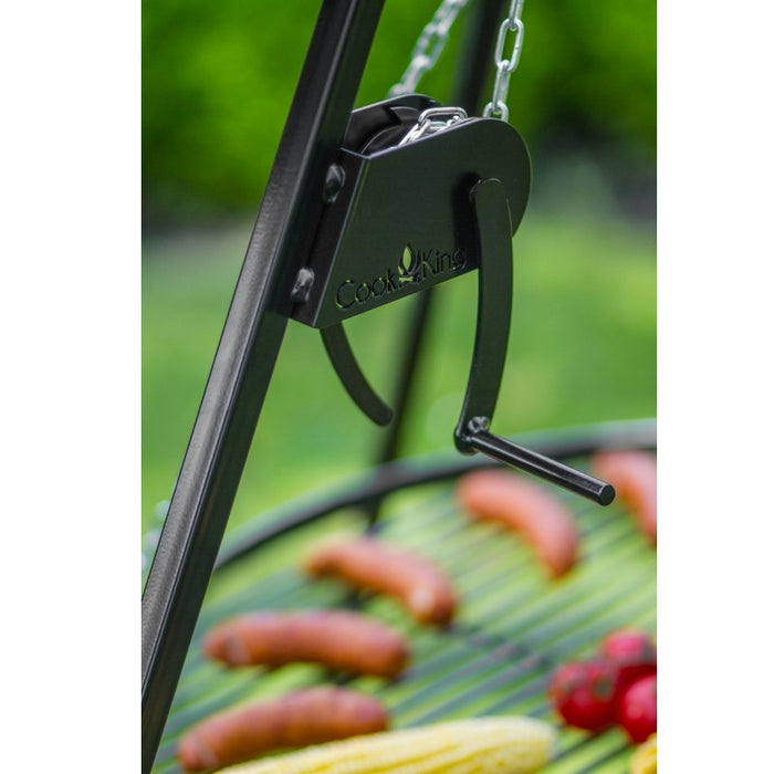Grillstativ med vinsch och eld – naturinspirerad barbecue med hängande galler