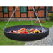 Wok från Cook King med grillad mat, upphängd på stativ framför husvägg.